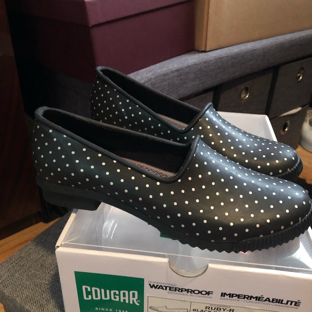 COUGAR Ruby Waterproof flats, black white grid dot women's size 8 ,NWT , in box